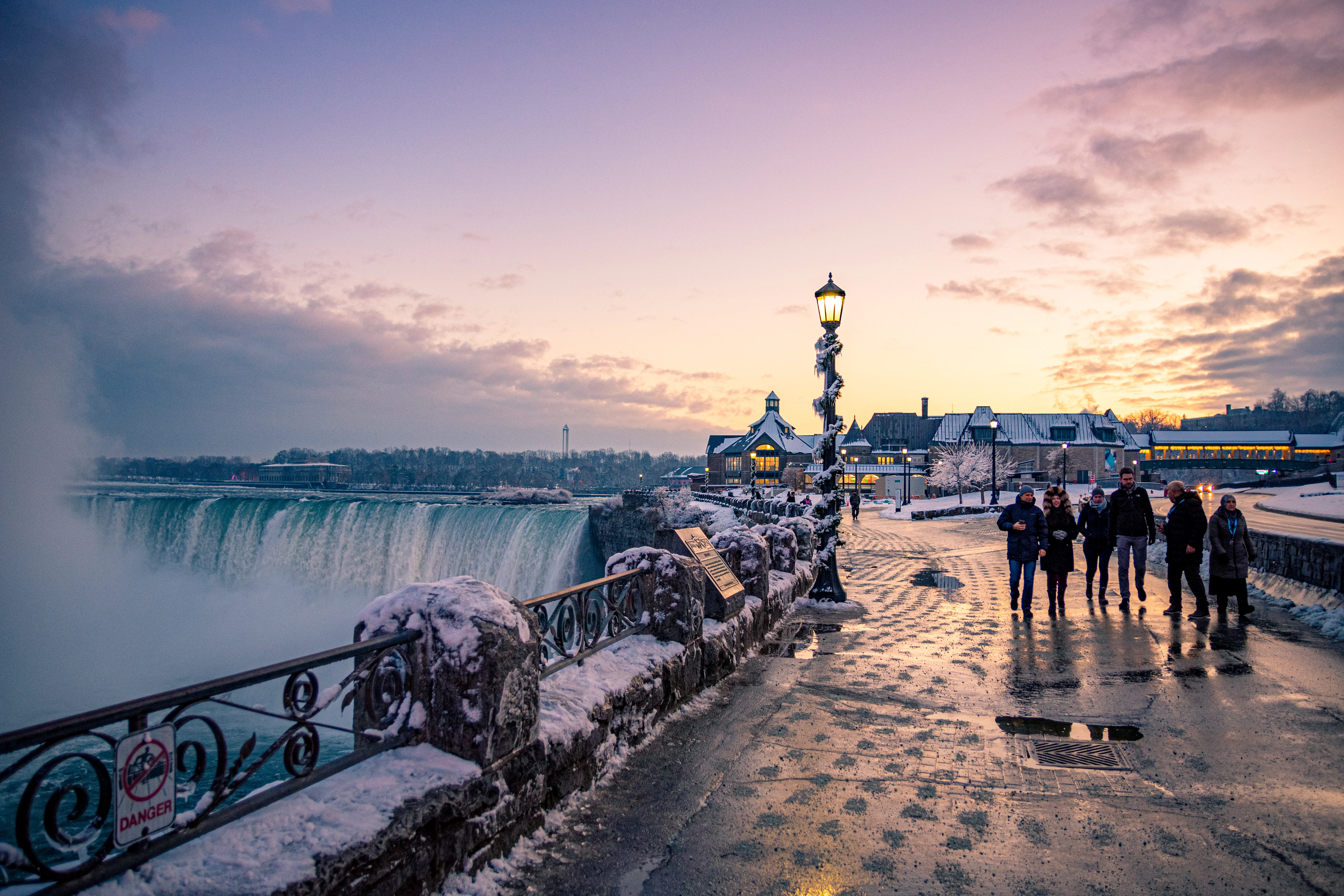 Table Rock Centre with winter view of Horseshoe Falls and mist